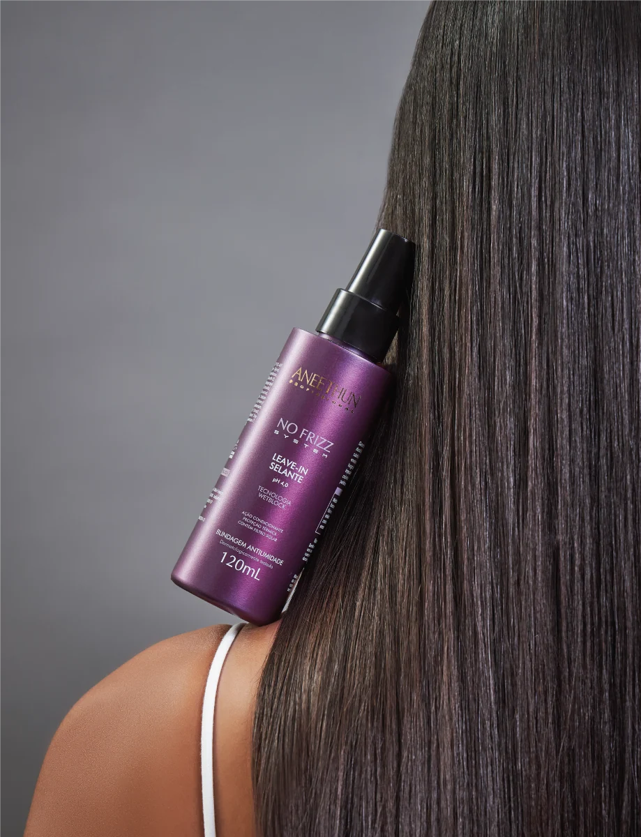 Cabelos alinhados com o leave-in No Frizz System